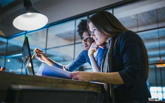 Een vouwlijke IT-specialist gebruikt Citrix ADC