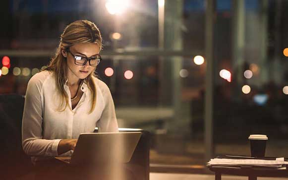 Een vouwlijke IT-expert installeert Citrix Gateway