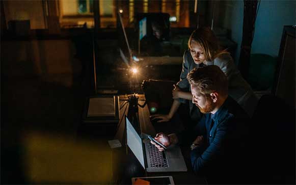 Twee collega's gebruiken Citrix SD-WAN