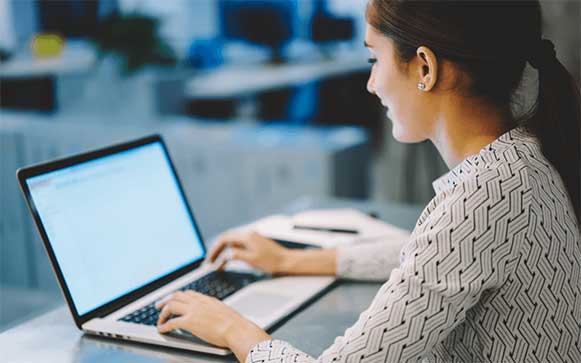 Een jonge vrouw gebruikt Citrix Content Collaboration