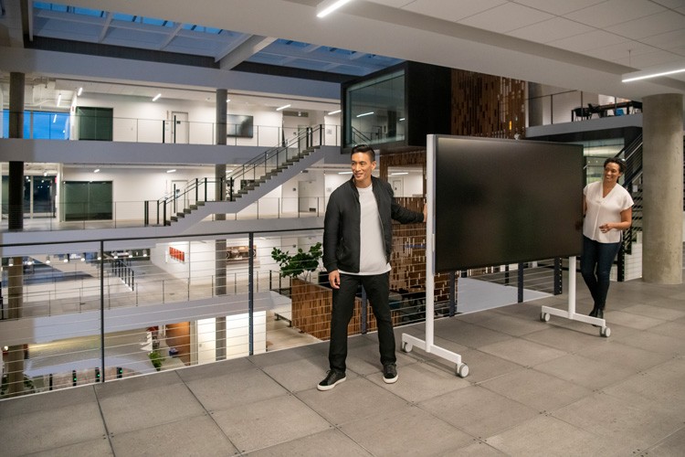 Bemerkenswerte Eckdaten Man and Woman moving Surface Hub 2S 85"