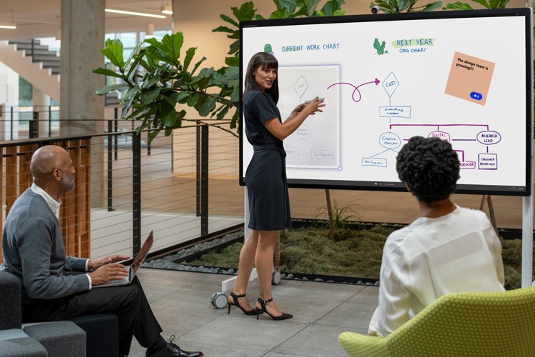 Konsistente Surface Hub 2S-Erfahrung Woman showing chart on Surface Hub 2S 85"